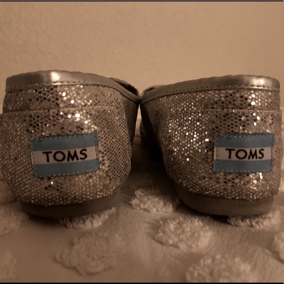 LIKE NEW TOMS | Silver Glitter TOMS Slip-on Shoes - Picture 4 of 6